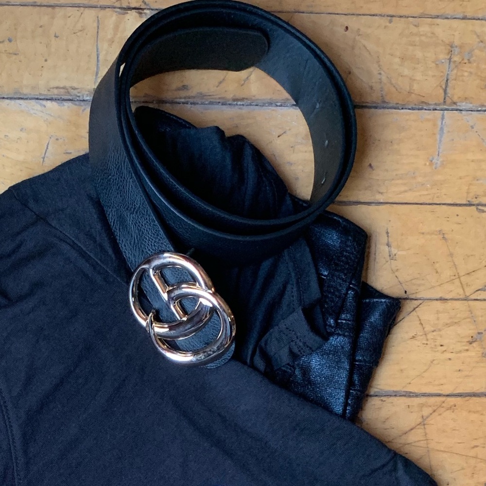 ✨RESTOCKED ✨Black vegan gold belt - Picture 3 of 3